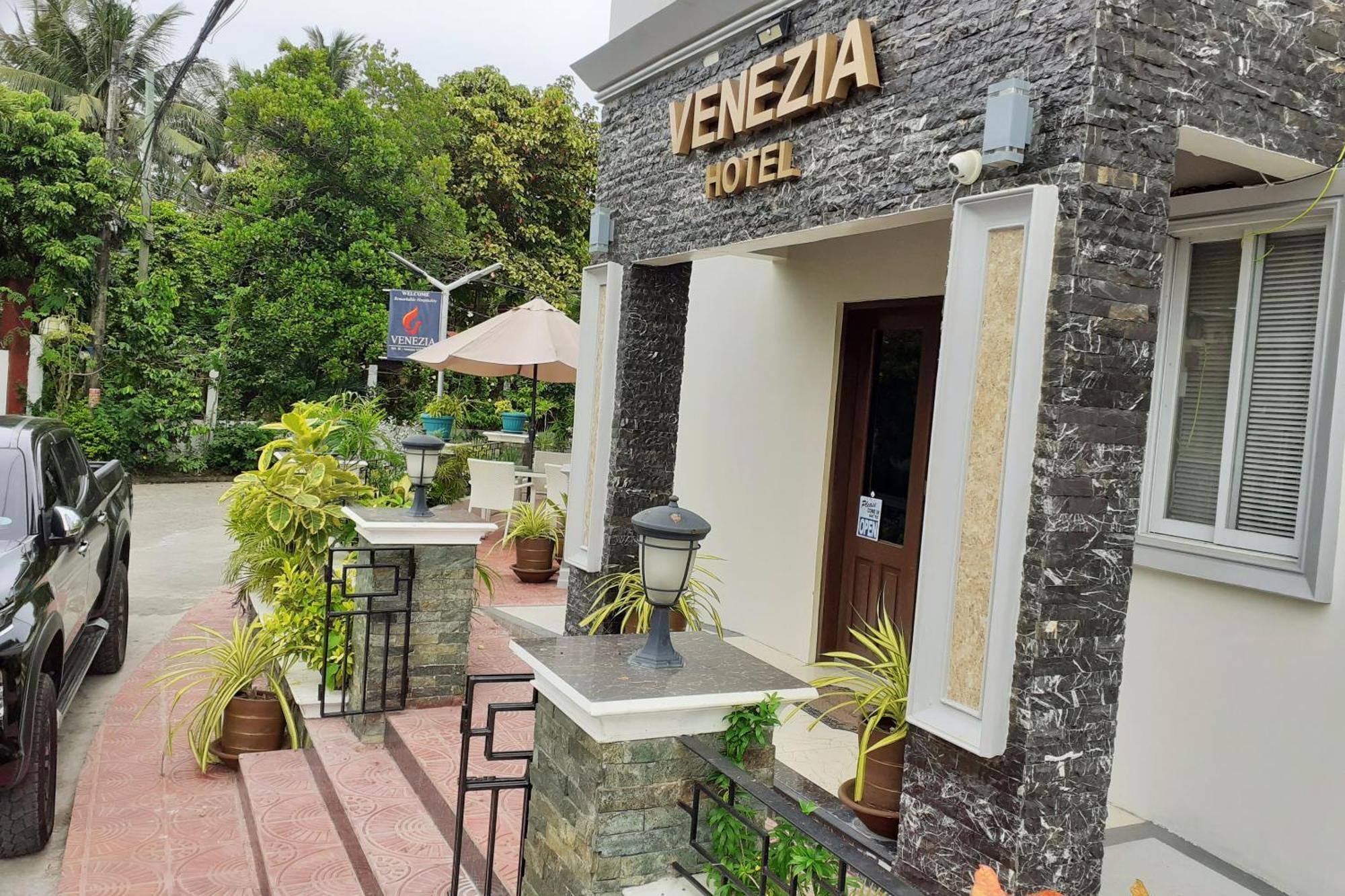 Venezia Suites Hotel Iloilo Exterior photo